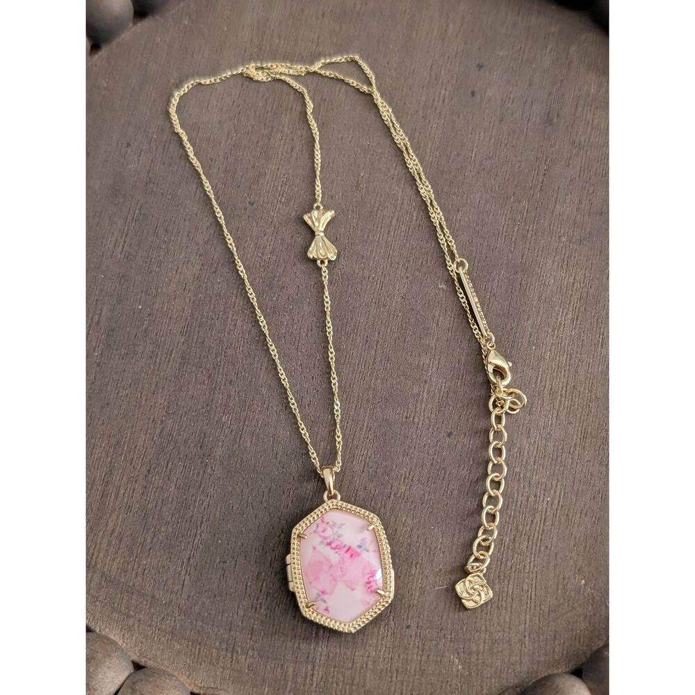 *NWOT KENDRA SCOTT x LOVE SHACK FANCY Daphne Pink Floral Locket Necklace